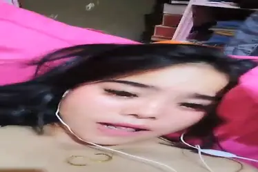 Pamer Meki Pake Earphone Putih